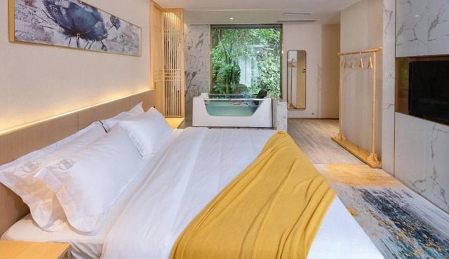 Moon River View Hotel