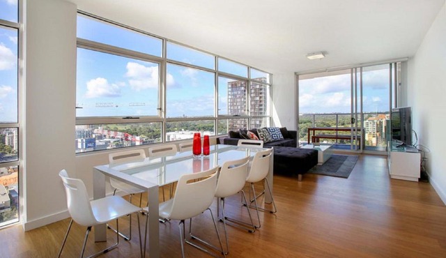Moore to See - Modern and Spacious 3BR Zetland Apartment with Views over Moore Park