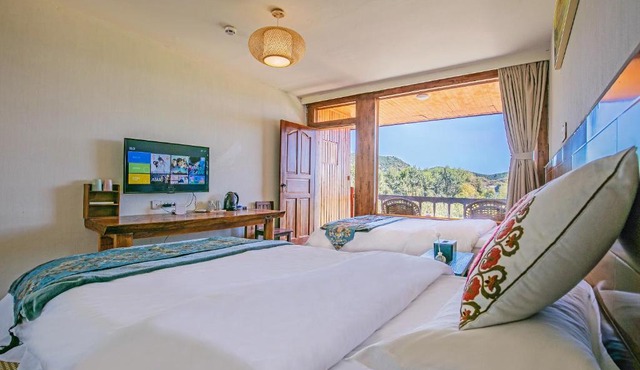 Moshang Huakai Lake View Guesthouse