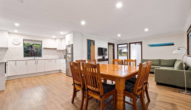 Narda Beach House - Short Walk to Beautiful Beach