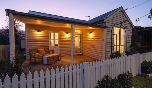 Nelly's Cottage Braidwood - cosy cottage in a picture perfect country setting