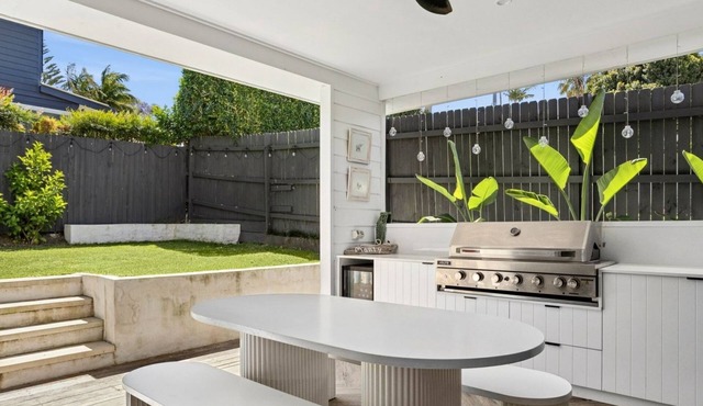 NEW 5 Bedroom Family House near Manly !