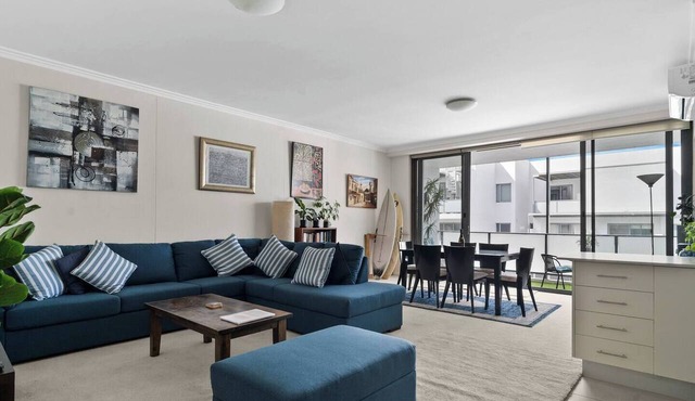 Newtown Outlook Vibrant Parkside Retreat near CBD