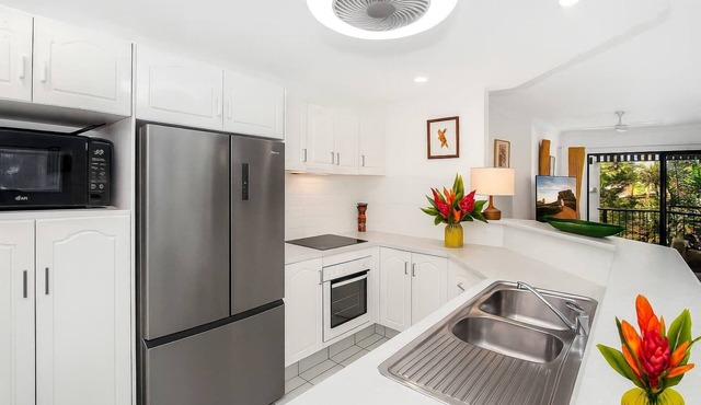 North Ward Tropical Escape for 4 – Steps from the Beach & Close to CBD