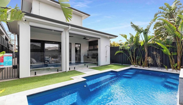 Northshore Luxe Pool House Glenelg North