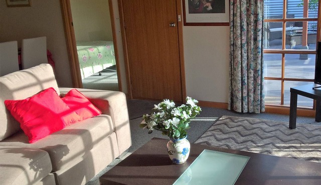 nPeaceful beach retreat, close eateries & IGA store 30 min scenic drive Hobart