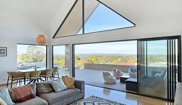 Nullaki Views on Russell: Walk to Cafes, expansive views