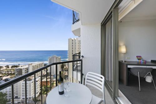 Ocean View 2-Bed Studio In the Heart of Surfers