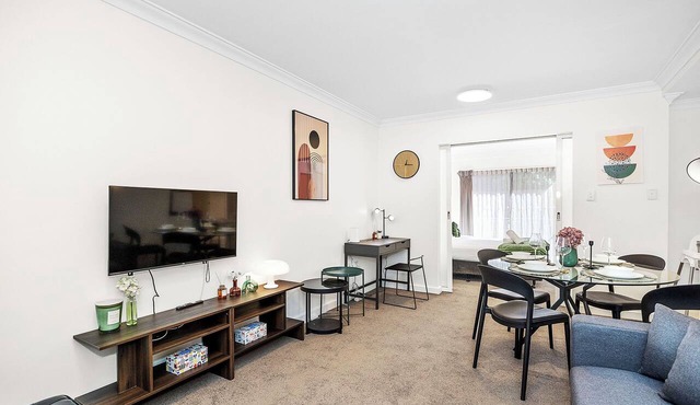 Offering a blend of comfort and convenience, located just 5 minutes from Perth's CBD and the Convention Centre. Nestled behind the lush greenery of Kings Park , guests can enjoy peaceful scenery from the balcony yet be close enough to the city!