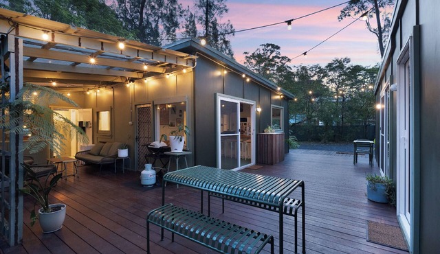 Olive-Nature haven, outdoor bath, artistic cottage, 5 mins to Hyams Beach