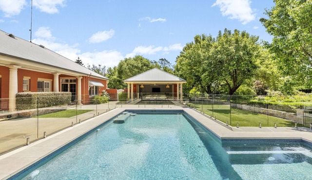 One Bedroom Cottage with a Shared Pool