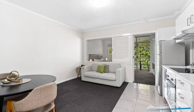 One Bedroom in the Heart of Kangaroo Point with Pool & Parking