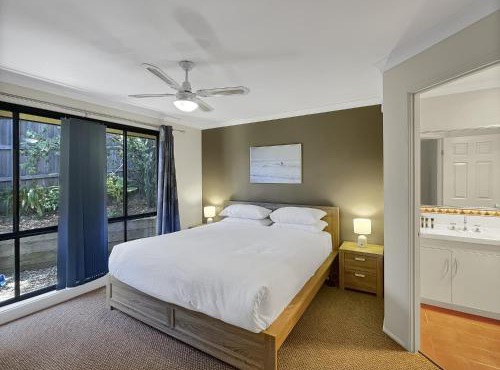Our Haven: 4-Bed Escape Near Beach & Mogo Trails