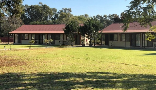 Outback Quarters Motel Hay and Restaurant