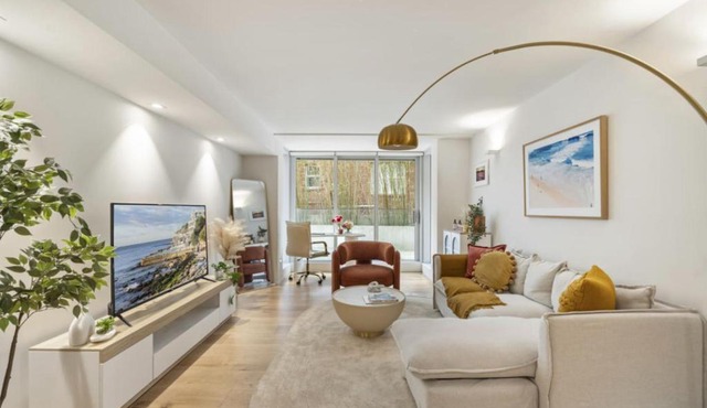 Pacific Chic Luxury Pad - Beachfront Aircon Lift