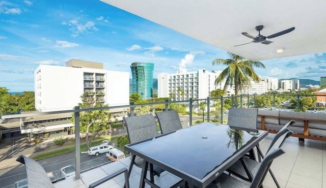 Panorama Cairns—City & Coastal Views with Pool