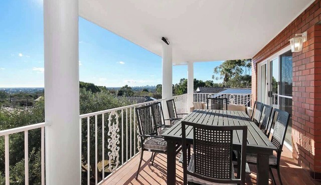 Panoramic Views 5BR 3BTH Family Home