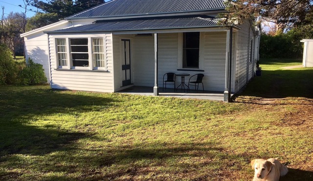 Peaceful, heritage listed cottage with all comforts on huge block opposite beach