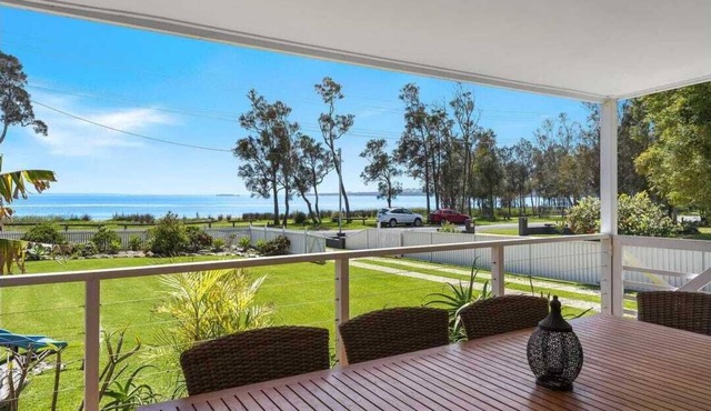 Peaceful Lakeviews retreat, great beaches at your doorstep, and endless walks