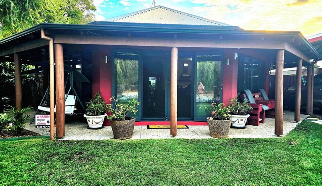 Peaceful Serpentine River Retreat/3x2 home/Nature,Space & Comfort/Sleeps 8+.