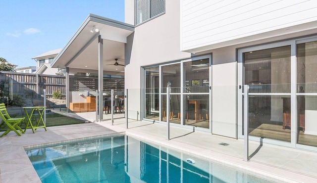 Pebbles at Casuarina Beach - Large Family Home with Pool Near Beach