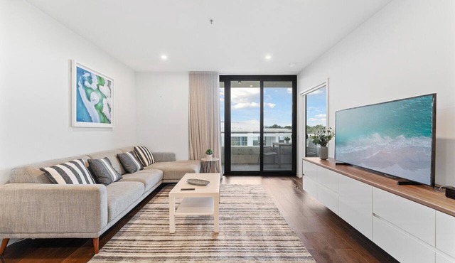 Perfect Location 1-Bed with Balcony, BBQ & Parking