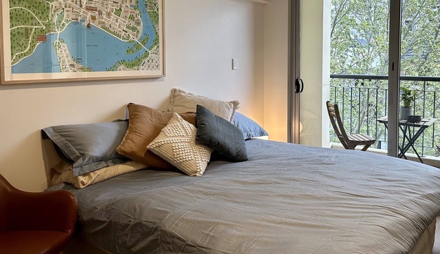Perfectly situated at Claisebrook Cove, fresh Studio apartment, with pool access