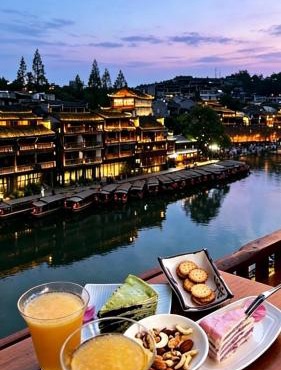 Phoenix Ancient Hill Riverside View Hotel- Offers free one-way high-speed rail pick-up service - Afternoon tea - Self-service laundry - Baggage storage - Travel planning