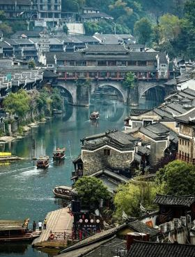 Phoenix Courtyard Hotel -100m to Tuojiang River &Guided Hiking & Photography&Fishing&Offers free one-way high-speed rail pick-up service