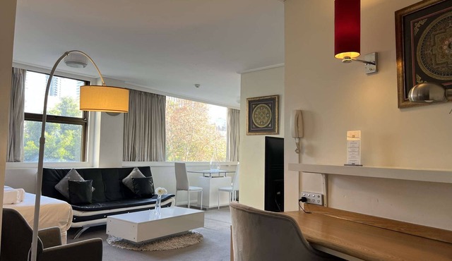 Picture Perfect One bedroom Apartment with Panoramic Hyde Park and City Views