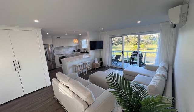 PJ's Ulladulla - Harbour & Pacific Ocean Views.
