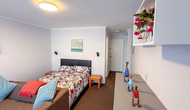 Pool View Studio | 3 Min Walk to Beach | Marina & Foreshore