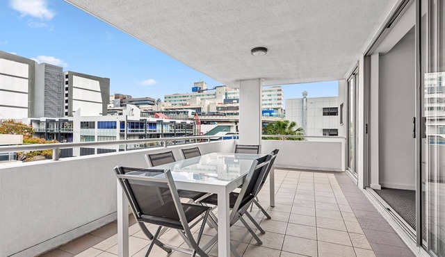Prime Position! 3Bed/2Bath/1Car ~ 10mins to CBD