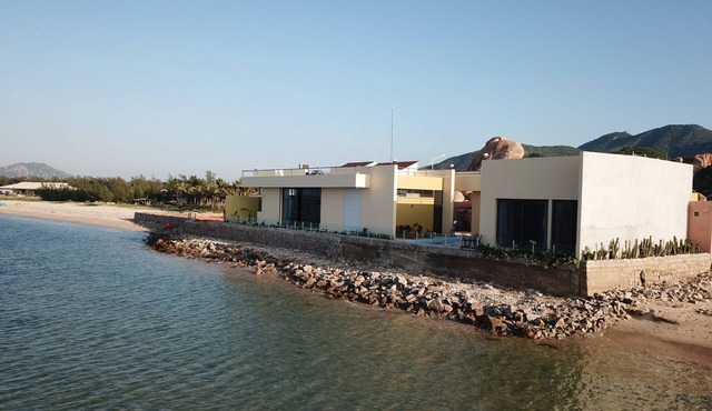 Private Ocean Front Bungalow with Infinity Swimming Pool