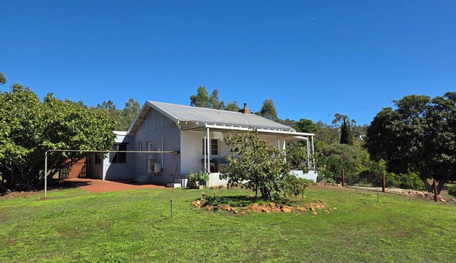 Private Perth Hills Cottage | Nature Retreat with Kangaroos