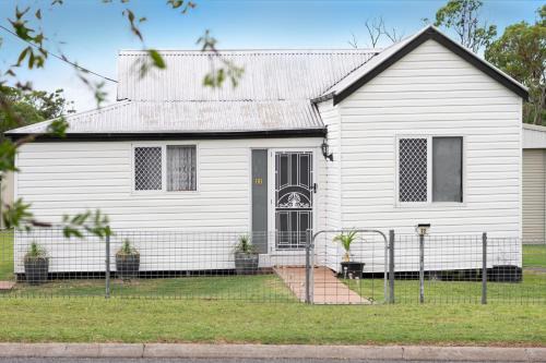 Quaint 2 bedroom fully furnished Cottage