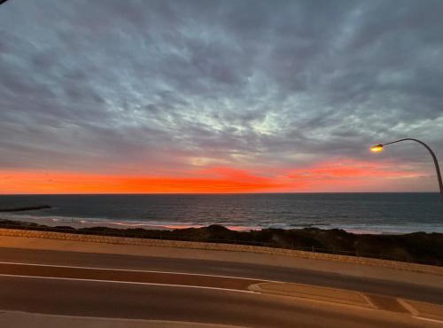 Quinns Rocks - Quinns by the Sea - 2BDR Beachfront Haven