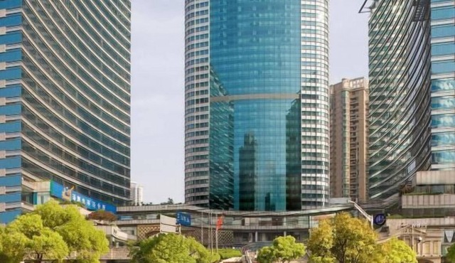 R 1543 Pullman Shanghai Skyway with Sauna , Indoor Pool, And Fitness Facilities