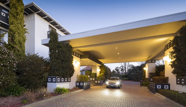 Ramada by Wyndham Diplomat Canberra