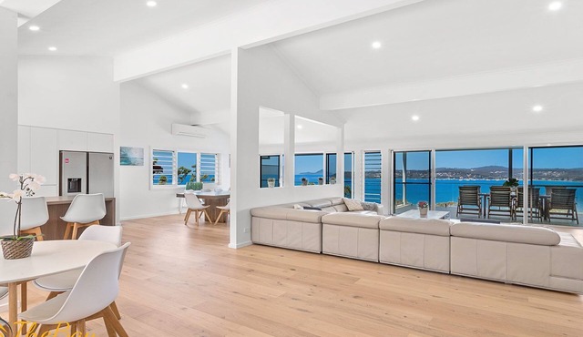 Randall Drive No 64 - Magnificent Views - Pool - Air con - WiFi - The list goes on!