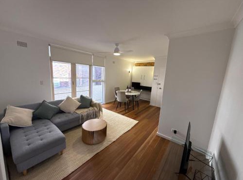 Randwick Shared Apt with Study Desk & Parking