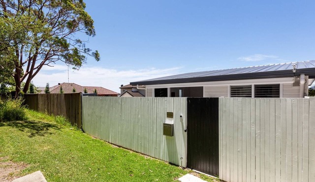 Relaxing 2-Bed Home Close to Beaches and Parks