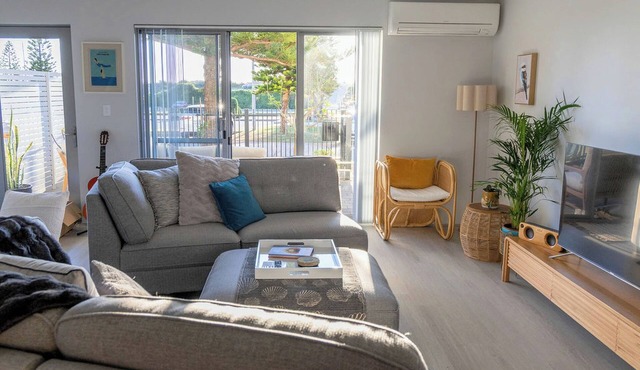 Relaxing three bedroom Beach House on the coast. Close to cafes and golf course.