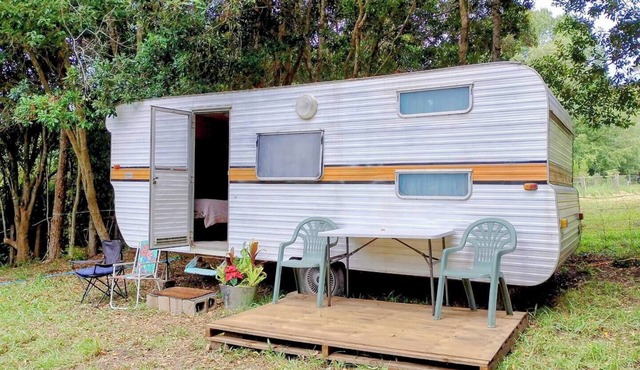 RETRO CARAVAN SLEEPS 6 only 8 Minutes from A1 VALERY Mid North Coast