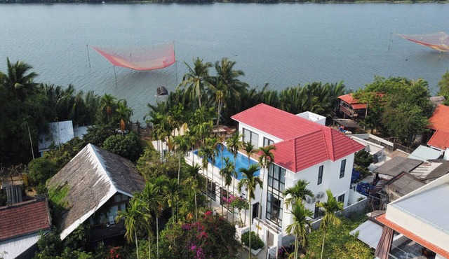 Riverside Retreat: Infinity Pool & Sauna Luxury at Private Villa