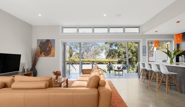 Riverview Residence (RH) - Impressive 5 bedroom property with pool in Riverview!