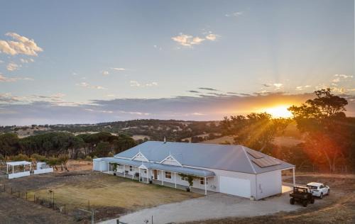 Rolling Hills Estate - Off grid Luxury