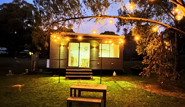 Romantic tiny house escape amongst wineries & MTB Trails. Fire Pit, Creekside