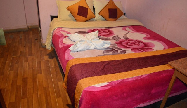 Room with private bathroom, hot shower and 24- hours free WIFI