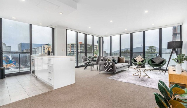 Roomy 2BR/2BA City-Centre Apt